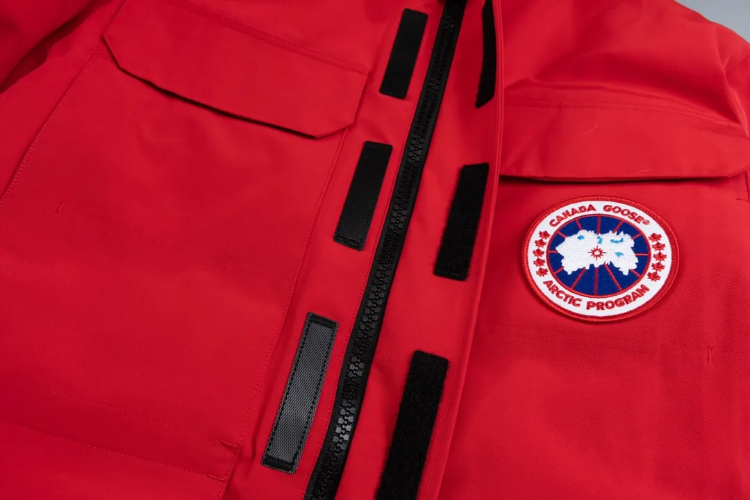 P820 (Top wolf fur version delivery handbag) Canada Goose Canada Goose #Expedition expedition parka classic down jacket ➖ Imported 21-count polyester-cotton blended original fabric [last year’s 16-count/18-count hard fabrics have been completely eliminated, this year all use 21-count genuine synchronous fabrics, the soft mid-band feels delicate and textured], genuine synchronous Feather-Light 10D waterproof coated fabric, made of 84.5% polyester fiber and 15.5% cotton, 100% the best feel in the entire network! ➖ The genuine official website uses the national standard 80 white duck down, and will never be misled by false claims such as 90 down or goose down! ➖ Using the best nylon lining with double double-layer sealing design, velvet-proof No. 7 needle + grid-filled down ready-made garments, there is 100% no so-called velvet running! ➖ The cuffs are designed with thickened seamless threads, and the collar and pockets are lined with top-quality polar fleece to keep you warm and comfortable! ➖ Yoshida YKK provides original custom-made electroplated sliders. YKK two-way lockable zippers are tight and smooth and will not peel off paint! ➖ 3M composite guarantees that the Velcro is the same as the original, durable, and all accessories and hardware are custom-made! ➖ The imported Behringer embroidery machine customizes the 10,000-needle embroidery logo, and 98% of the replicas restore the original logo. ➖ ​​The fur collars are all made of large pieces of Western Canadian blue wolf leather, ensuring that each fur collar is 13-15cm wide!